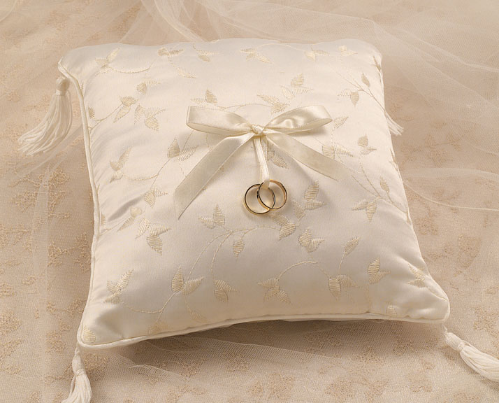 Elegance Collection Ring Pillow White or Ivory - Click Image to Close